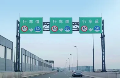 Existe alguma regulamentação quanto à cor dos postes de sinalização semafórica?